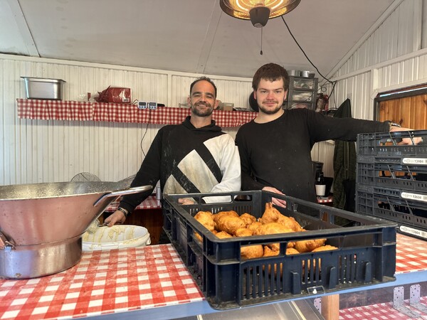 Oliebollenkraam Grave bakt duizenden oliebollen op oudejaarsdag