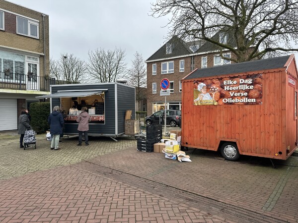 Oliebollenkraam Grave bakt duizenden oliebollen op oudejaarsdag