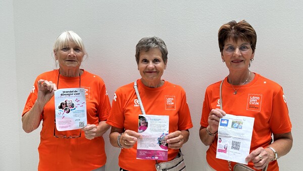 Wandelgroep Voetje voor Voetje uit het Land van Cuijk lopen voor het ‘vlinderkind’