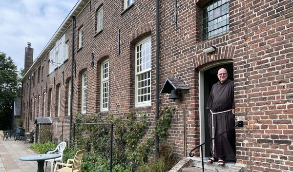 Hoop op vrede en groei: Broeder Christophorus blikt vooruit op nieuw begin in Emmausklooster