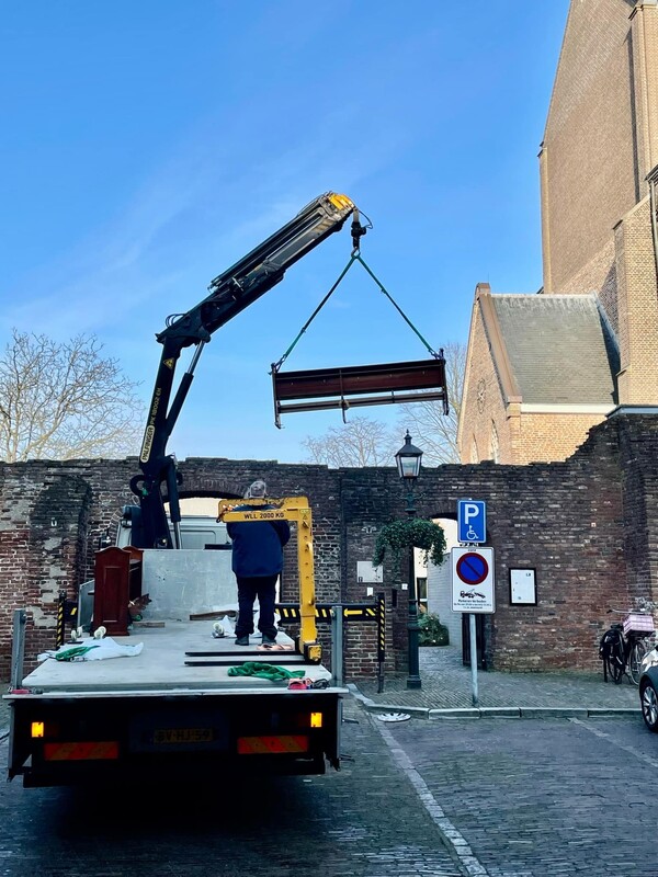Nieuwe kerkbanken geleverd voor Sint Elisabethkerk in Grave