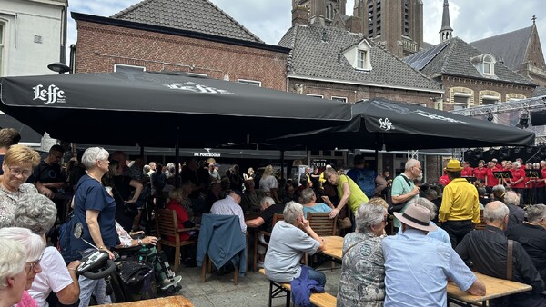 Vierdaagsefeesten Cuijk gestart met drukbezocht dance-evenement en smartlappenfestival cuijk
