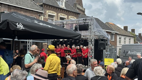 Vierdaagsefeesten Cuijk gestart met drukbezocht dance-evenement en smartlappenfestival cuijk