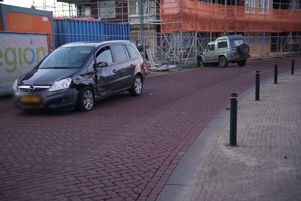 Aanrijding tussen twee auto's op Breestraat in Sint Anthonis