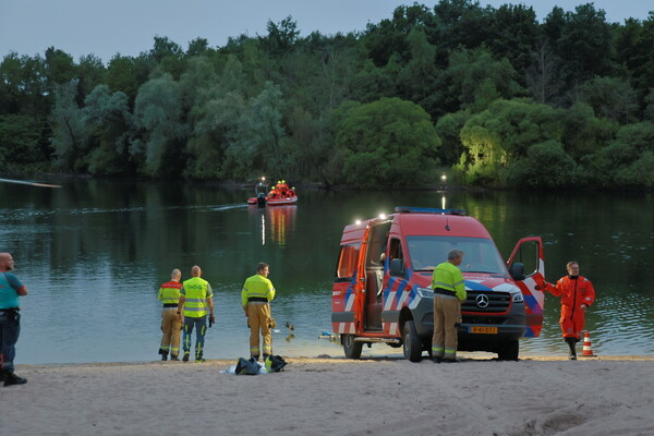 Hulpdiensten zoeken naar drenkelingen in Radioplassen Stevensbeek
