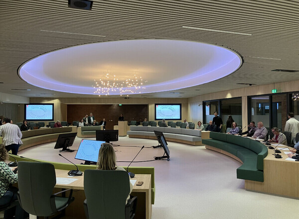 Gemeenteraad stelt besluit APV uit na vragen over MFA’s en horeca