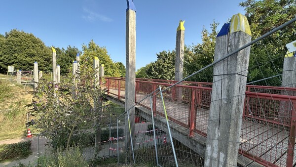 Voetgangersbrug Heeswijkse Kampen week dicht voor herstel scheuren en versleten planken