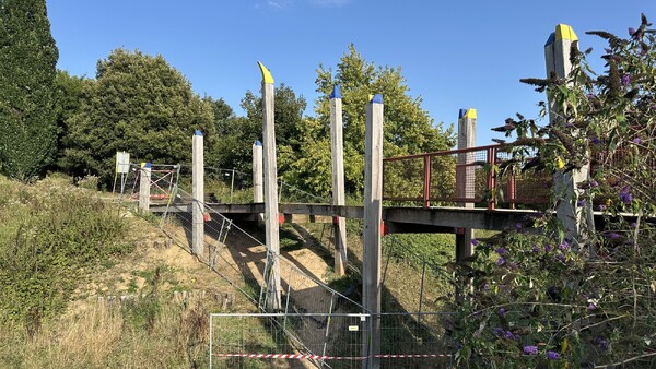 Voetgangersbrug Heeswijkse Kampen week dicht voor herstel scheuren en versleten planken