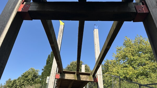 Voetgangersbrug Heeswijkse Kampen week dicht voor herstel scheuren en versleten planken