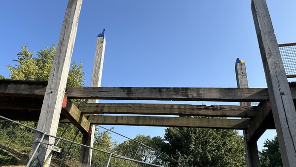 Voetgangersbrug Heeswijkse Kampen week dicht voor herstel scheuren en versleten planken