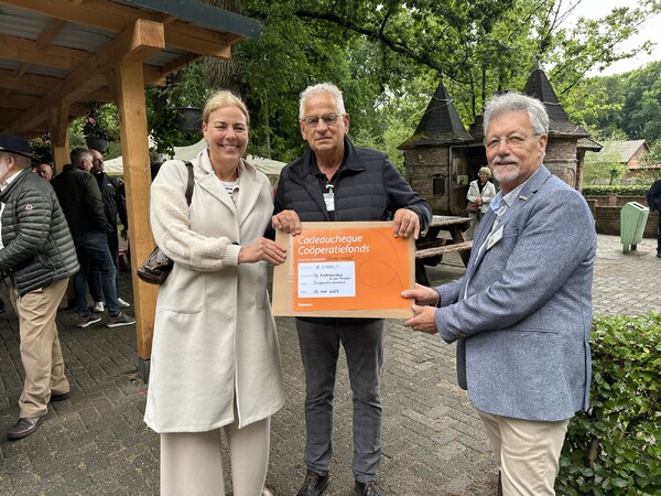 Op foto: Jancintha van den Hoek, Lambèrt van Genugten,  en Ton van der Biezen