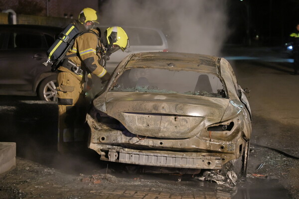 Auto brandt volledig uit aan Heistraat in Landhorst
