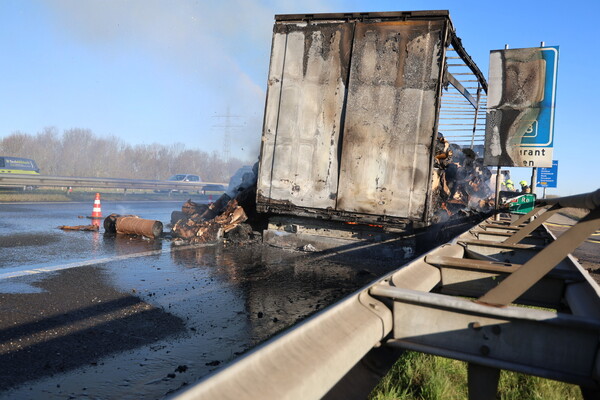 VIDEO: Bekijk de beelden van de brand op de A73