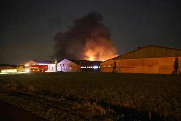 Grote brand verwoest schuur met landbouwmachines in Sint Anthonis