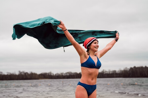 Koude Nieuwjaarsduik in Langenboom trekt 410 deelnemers, met de fanatieke Sanne Derks voorop