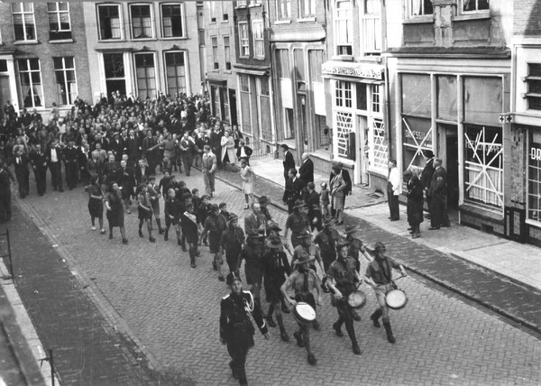 De moffenmeiden in een optocht door de straten van Grave (archieffoto: Jan Timmermans)