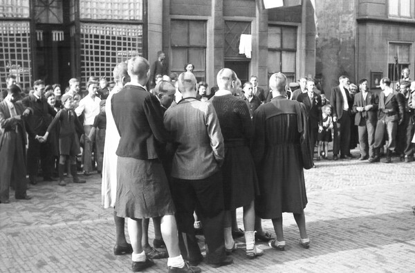 De kaalgeschoren vrouwen op de Markt in Grave. Op hun hoofd is het hakenkruis zichtbaar (archieffoto: Jan Timmermans)