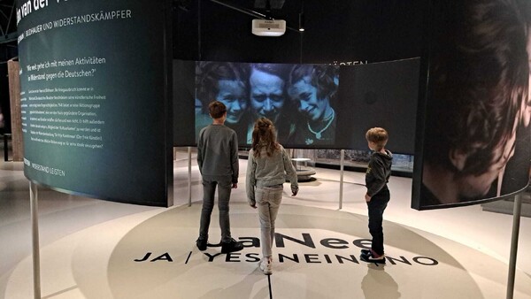Canadese scholieren herdenken bevrijding bij Oorlogsmuseum Overloon