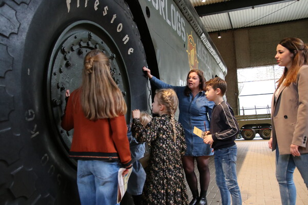 Canadese scholieren herdenken bevrijding bij Oorlogsmuseum Overloon