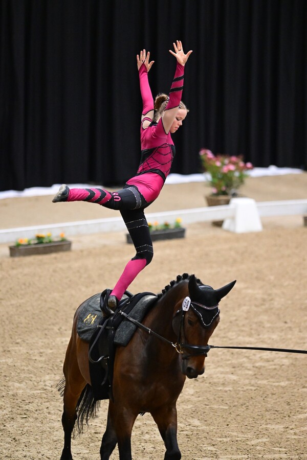 Beugense voltigeur Isabella Delemarre geselecteerd voor WK Voltige in Oostenrijk