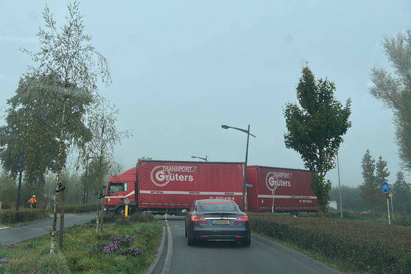 Vrachtwagen heeft moeite met keren  – foto: Omroep LVC
