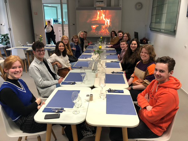 Leerlingen lunchen samen met de burgemeester