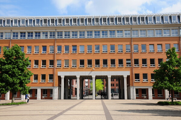 Hoofdingang van het gerechtsgebouw ’s-Hertogenbosch (Foto: Henk Monster – Wikipedia)