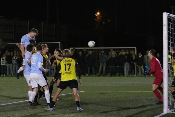 Matchwinner Brent Achten kopt de winnende treffer binnen voor Gemert tegen SV Meerssen (foto: Frans Brzoskowski)
