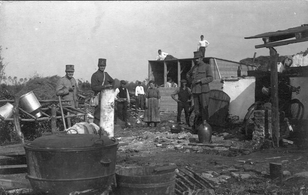 Militairen schieten te hulp (foto: archief Heemkundekring 'Felix Walter' Langenboom)