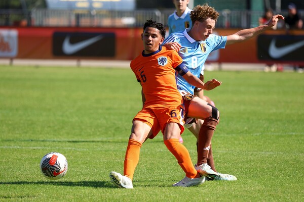 Givaro Rahajaän (Ned.) in duel met Alexander de Ridder (Bel.) op Sportpark De Kranenhof (foto: Matt Gerrits)