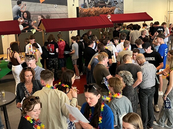 Geslaagde examenleerlingen Merletcollege en Mezzo Scholen feestelijk onthaald in Land van Cuijk