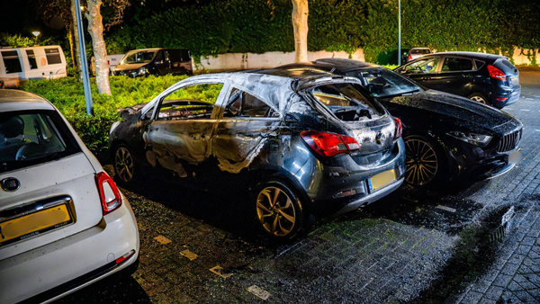 De zwaarbeschadigde auto's in Grave.(foto: SK-Media)