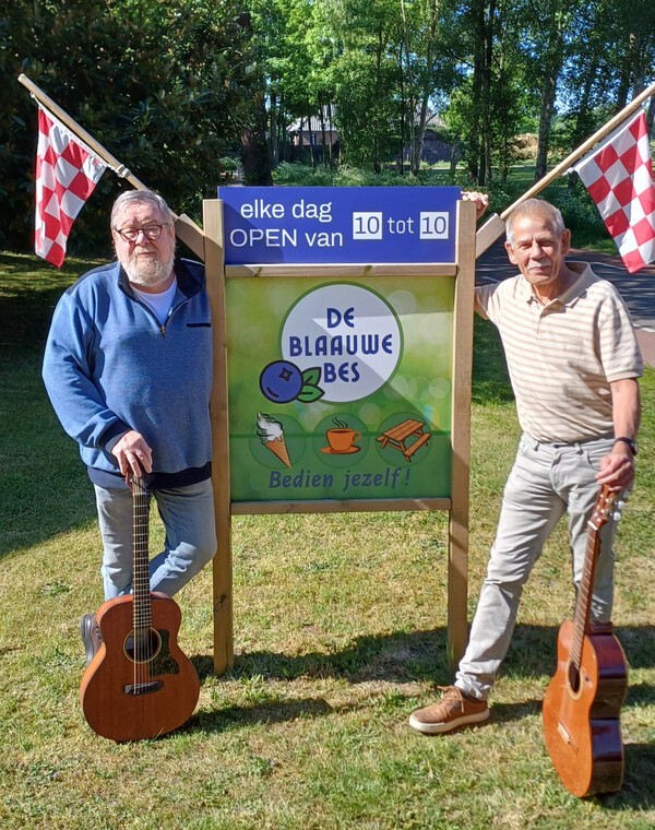 Muzikale zondagmiddag met Bert & Koos in het parkje van De Blaauwe Bes