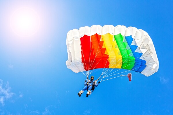 Parachutisten landen weer in Cuijk