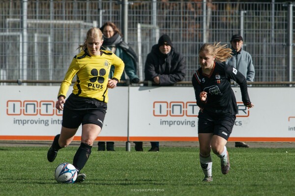 Eva Berkel eerder dit seizoen voor SSS'18 tijdens het duel met vv Schaesberg (archieffoto: SSS'18)