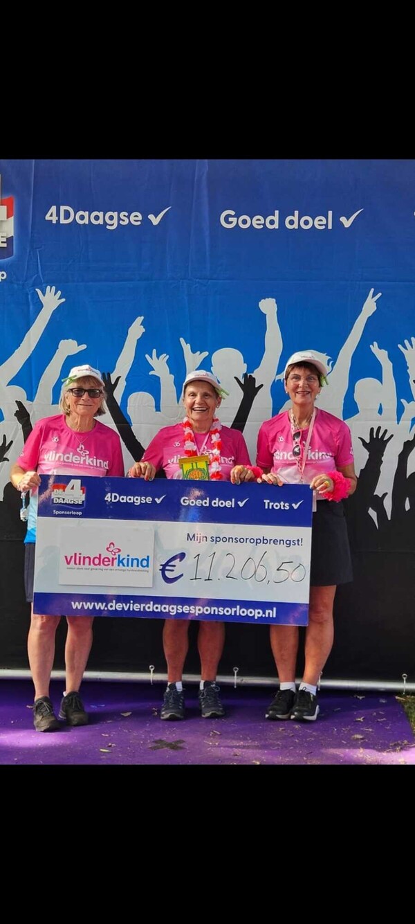 Jeanne, Cindy en Truus met het door hen opgehaalde bedrag (foto: Jeanne van Haren)