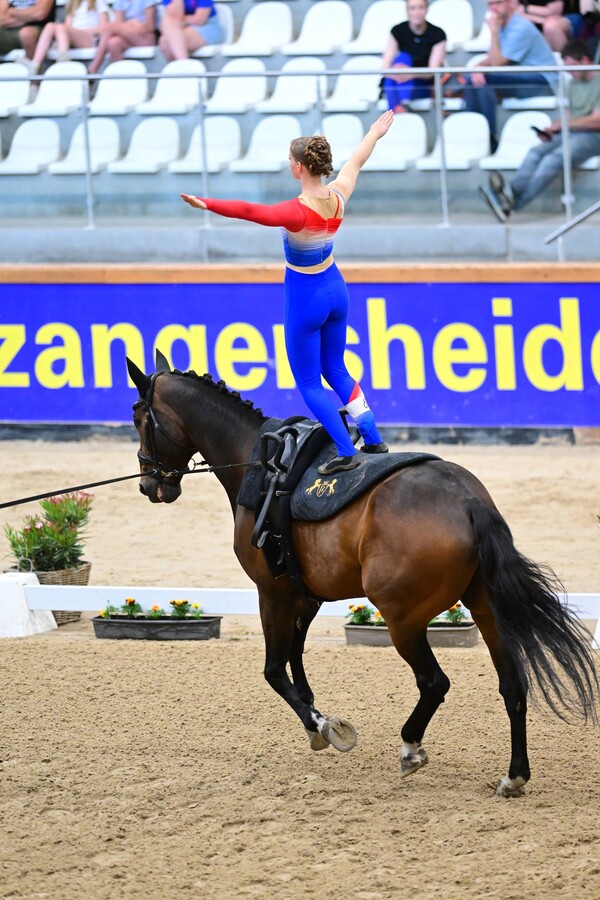 Beugense voltigeur Isabella Delemarre geselecteerd voor WK Voltige in Oostenrijk