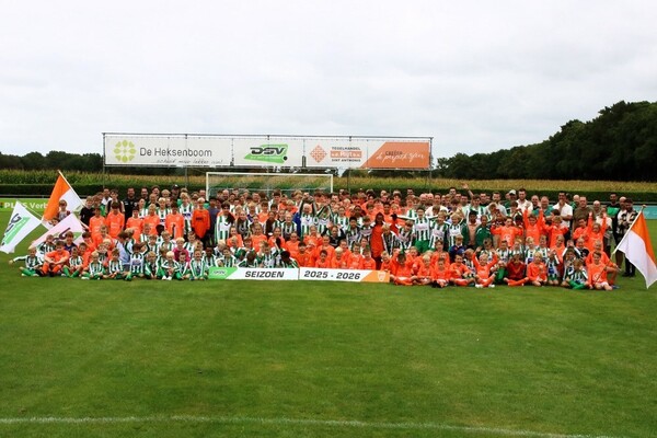 Groepsfoto van de jeugd van DSV en Toxandria (foto: Harrie Veldpaus)
