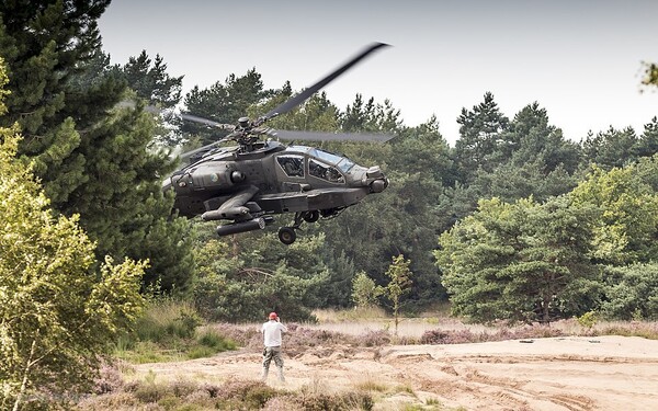 Apache-helikopters oefenen laagvliegen nabij Land van Cuijk