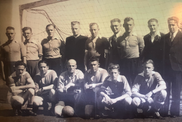 Elftalfoto van Constantia die begin jaren '50 werd genomen. Rechts onderin hurkt Jo Centen (archieffoto: W.V.V. Constantia)