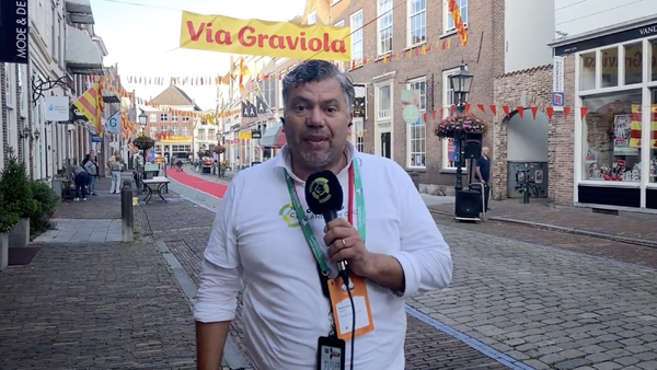 Peter Linders wacht de wandelaars in Grave op