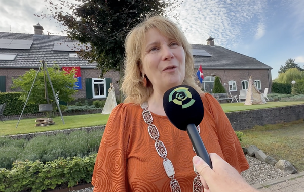 Burgemeester Moorman ging ook langs in Linden, waar de wandelaars dit jaar wél doorheen kwam