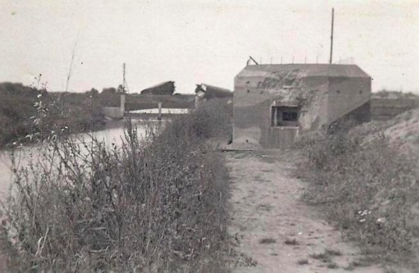 De kazemat met op de achtergrond de ontspoorde trein (archieffoto: Brabants Historisch Informatie Centrum (BHIC)