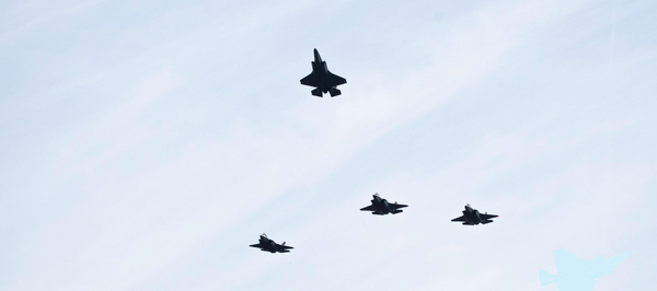 F-35 gevechtsvliegtuigen in een missing-man formatie (foto: Koninklijke Luchtmacht)