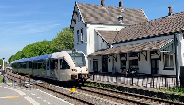 De trein van Arriva richting Nijmegen bij station Boxmeer (foto: Gerjan Cluistra)