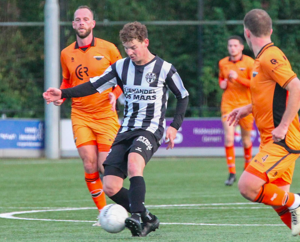 Brent Achten in actie in het gewonnen duel tegen Smitshoek (foto: Frans Brzoskowski)