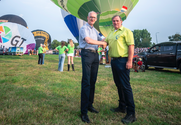 Paschal Noor (rechts) en Robert Verhofstad, penningmeester van Visit Land van Cuijk, bekrachtigen met een stevige handdruk de verlenging van de samenwerkingsovereenkomst. (Foto: Arjan Broekmans)