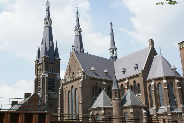 Houtenbanken terug in kerk Grave voor tv-uitzending