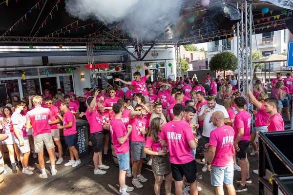 Eerste Lónse Kroegentocht trekt ruim 250 deelnemers tijdens kermis Overloon