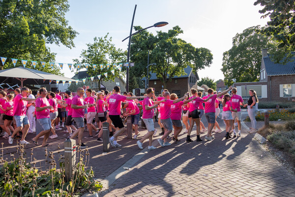 Eerste Lónse Kroegentocht trekt ruim 250 deelnemers tijdens kermis Overloon